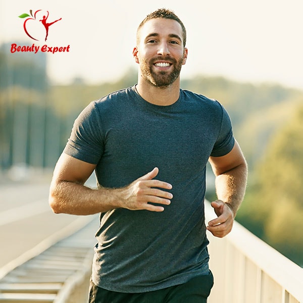 صورة لرجل يركض ويبدو بصحة جيدة، بعد تناول بودرة لزيادة الوزن 